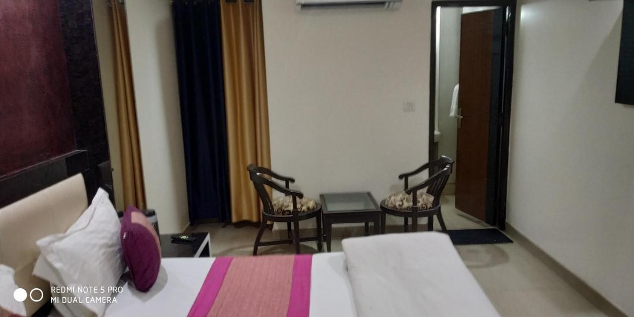 Adb Rooms Udhav Palace Nuova Delhi Esterno foto