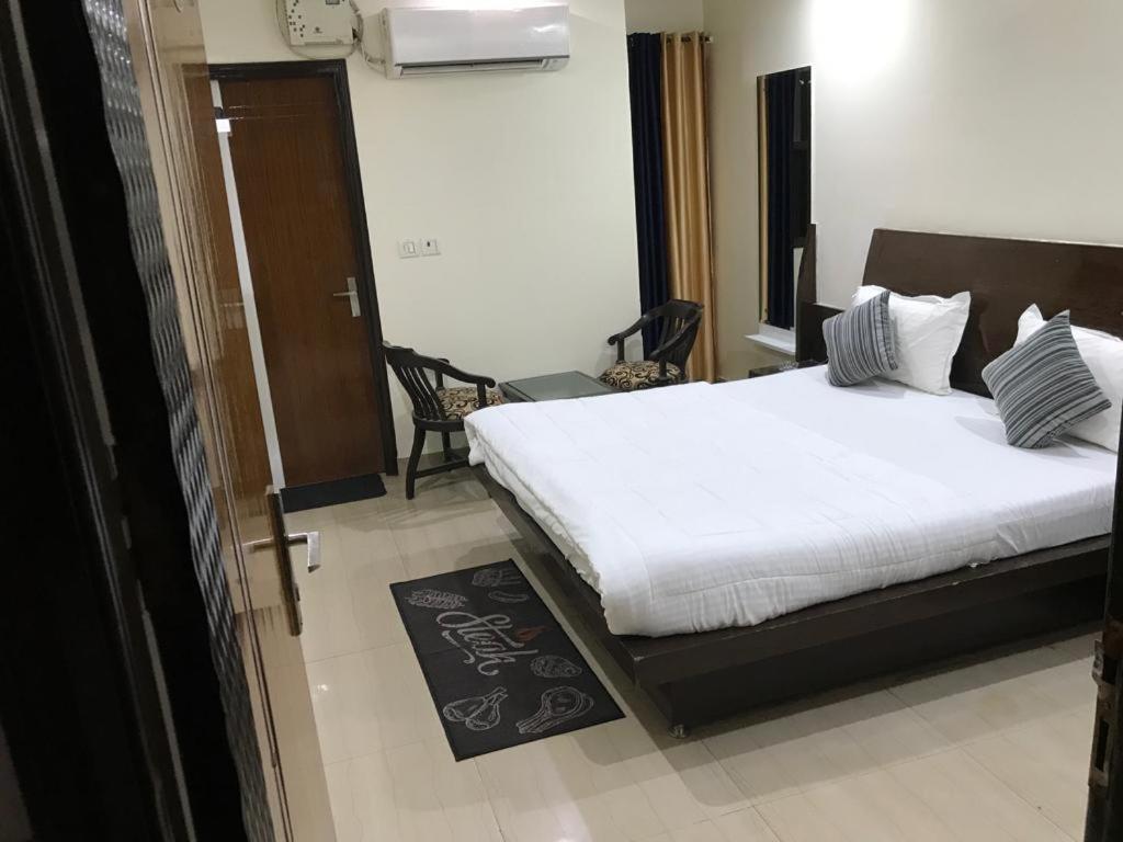 Adb Rooms Udhav Palace Nuova Delhi Esterno foto
