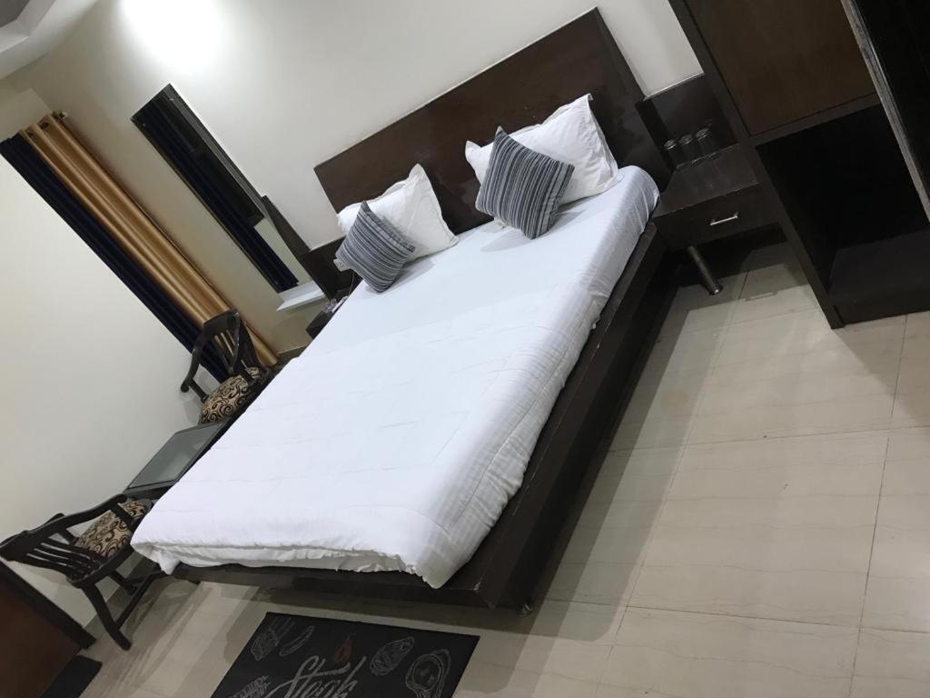 Adb Rooms Udhav Palace Nuova Delhi Esterno foto